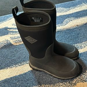 Muck boots big kids size 5
